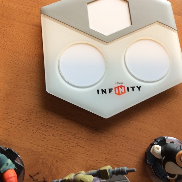 Xbox 360 Infinity Game and Accessories - Picture 8 of 9